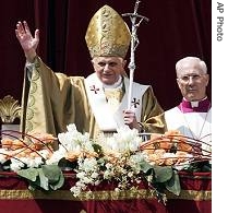 Pope Benedict XVI greets the faithful before delivering Easter address, 08 Apr 2007