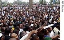 Supporters of Vice president Jean-Pierre Bemba gather outside his house in Kinshasa, Congo (File photo - Aug. 24, 2006)