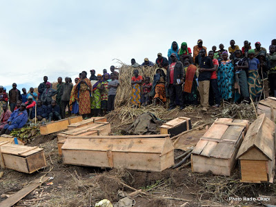 Burial of 29 civilians vkilled in a  massacre in Luhanga village (North Kivu) on 11.28.2016.( Radio Okapi / Alain Kyalemaninwa Wandimoyi) 