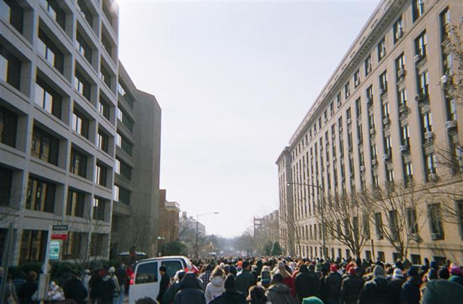 Une foule immense se dirige vers le National Mall  Washington, DC, pour assister  l'inauguration historique du Prsident Barack Obama.