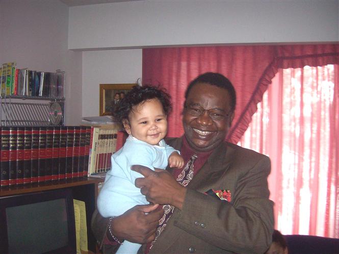 Dr. Lopold Kumbakisaka avec son 3me petit-fils Leonides (Canada 2009)