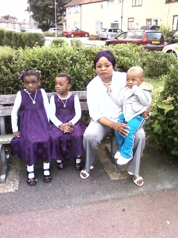Christella Luyindula,Exaucee Luyindula et ma Germaine avec petit Merve-Dieu Luyindula a l'arret de Bus