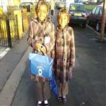 Le deux soeurs Christella et Exaucee vont a l'ecole le matin.