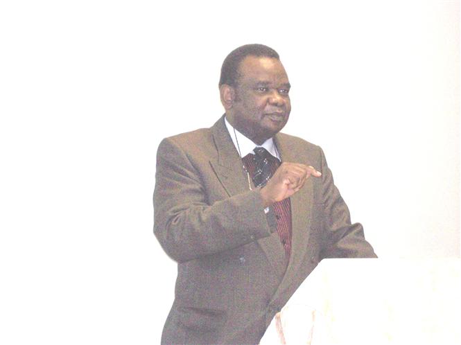 DR. Lopold Jean-Paul Choppard Useni Yumbi Kumbakisaka au cours d'un partage de la parole du Seigneur (Dr. Lopold Kumbakisaka, Chrtien-Kimbanguiste, Canada 2010)