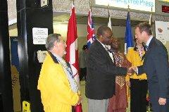 Poigne de mains entre Dr. Lopold Useni Yumbi  Kumbakisaka et le ministre canadien de la dfense et membre du parlement, Peter Mckay (Canada 2010).
