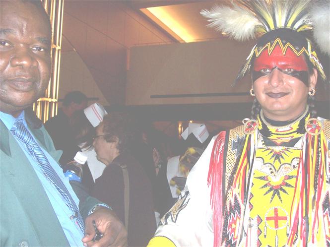 Dr.Lopold Useni Yumbi Jean-Paul Choppard KUMBAKISAKA avec un chef indien en Saskatoon (Ouest canadien)