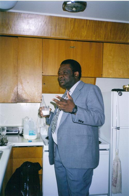 Un verre du lait avant d'aller au travail, Dr. Lopold Kumbakisaka, Journaliste-Recherchiste et intervieweur  Radio-Canada (2004)