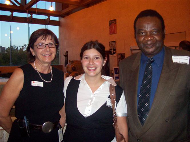De gauche  droite, Franoise S. directrice de  communication radio-canada, Genevive Lapierre  et Dr.Lopold Kumbakisaka (Regina,Canada)