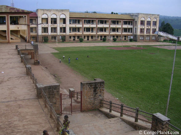 Cour et terrain de football du College Alfajiri(Bukavu,Sud Kivu,2004)