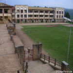 Cour et terrain de football du College Alfajiri(Bukavu,Sud Kivu,2004)