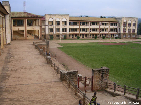  Cour et terrain de football du Collge Alfajiri(Bukavu,Sud Kivu,2004)