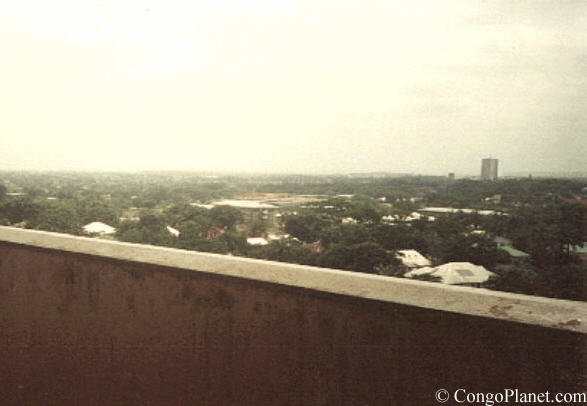 Kinshasa, building de la RTNC vu en fond (Kinshasa,1997) 