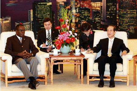 Vice Chairman of the Standing Committee of China's National People's Congress (NPC) Han Qide (R) meets with Vice Senate Speaker of the Democratic Republic of Congo (DRC) Mokolo wa Mpombo who leads a delegation of the Senate of DRC in Beijing, capital of China, May 5, 2008. (Xinhua/Pang Xinglei)