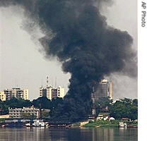 Black smoke rise in the air, at the city of Kinshasa, Congo, in this photo taken from Brazzaville, the capital of the neighboring, Republic of Congo, 23 Mar 2007