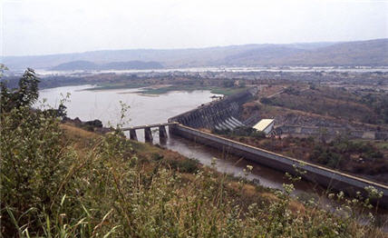 A plan to build the largest and most powerful hydroelectric dam in the world is being discussed in London. Financiers and African politicians will look at how to finance the $80bn (£40bn) cost of the Grand Inga project. The plant in the Democratic Republic of Congo would generate twice as much energy as China's Three Gorges dam.
