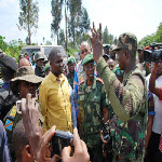 Colonel Mamadou Ndala briefs North Kivu governor Julien Paluku in Kibumba