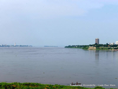The two closest capitals in the world, Brazzaville (left), Kinshasa (right)