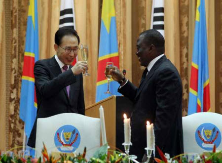 President Joseph Kabila and President Lee Myung-bak at the state diner in Kinshasa