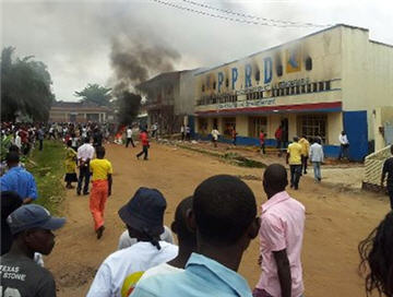 Protesters burn down President Kabila's PPRD political party offices in Kisangani