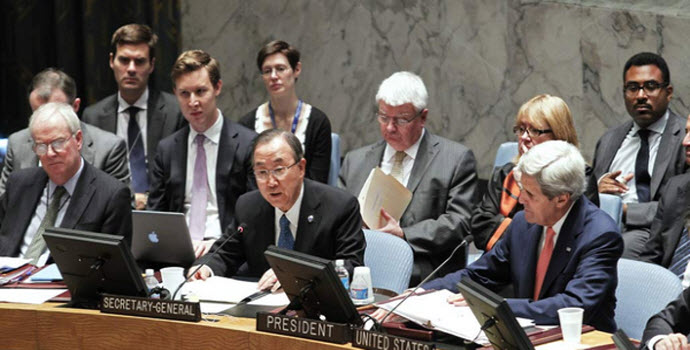 Secretary-General Ban Ki-moon (centre) addresses the Security Council. At right is United States Secretary of State John Kerry