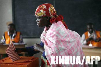 A woman casts her ballot in the eastern Democratic Republic of Congo July 30, 2006.