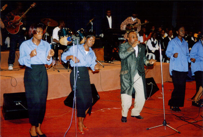 Beaufils Pitschi et l'orchestre de musique chrétienne les bombettes en concert au palais du peuple(kinshasa)
