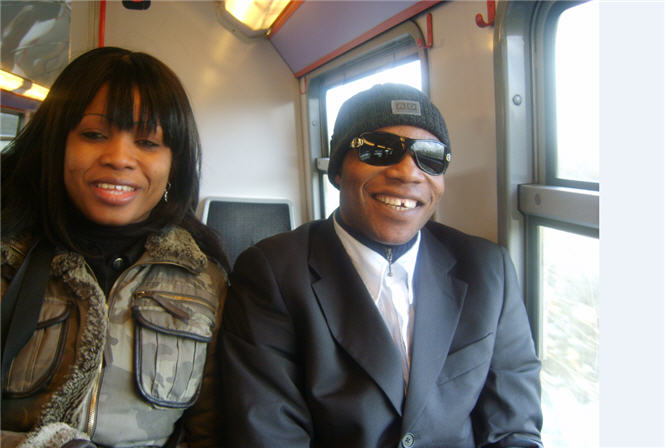 LEFILS MATA ET NADINE KANDONGO dans le train de PARIS aprs les deux match des slections RD CONGO GABON ET ALGERIE