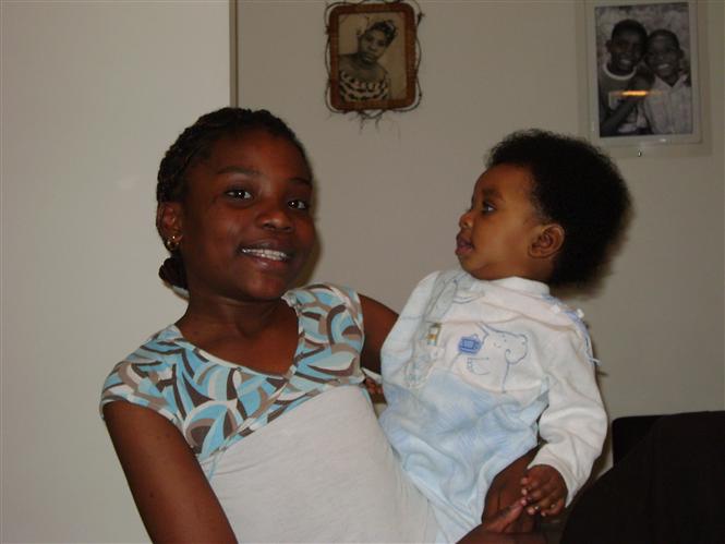 Josiane-Ibalanken et sa cousine Christana-Mélanie à Paris
