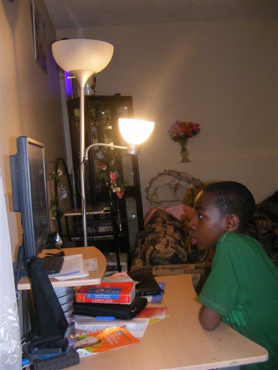 Rodrigue Kyombe au bureau.