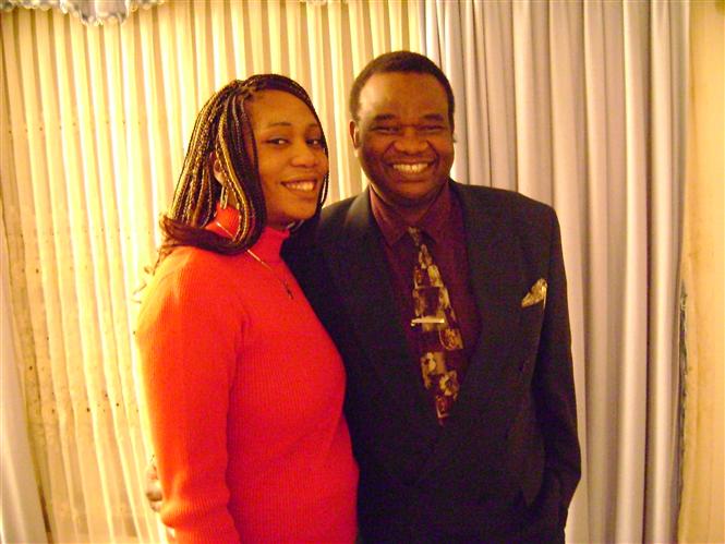 Patricia Mama Mwilu (étudiante en sciences politiques) et son père, Dr. Léopold Kumbakisaka (Éditeur-Directeur des entreprises Kumbakisaka Productions Médias et Import-Export, Canada)