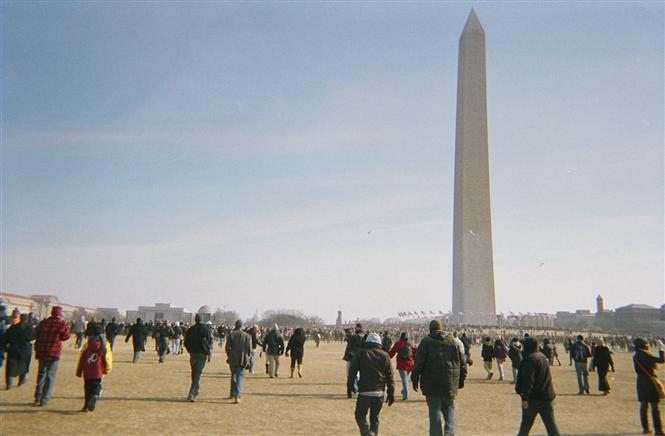 Les gens se dirigent vers le Washington Monument au National Mall à Washington, DC, pour assister à l'inauguration historique du Président Barack Obama.