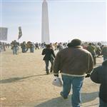 Les gens se dirigent vers le Washington Monument sur le National Mall à Washington, DC, po ...