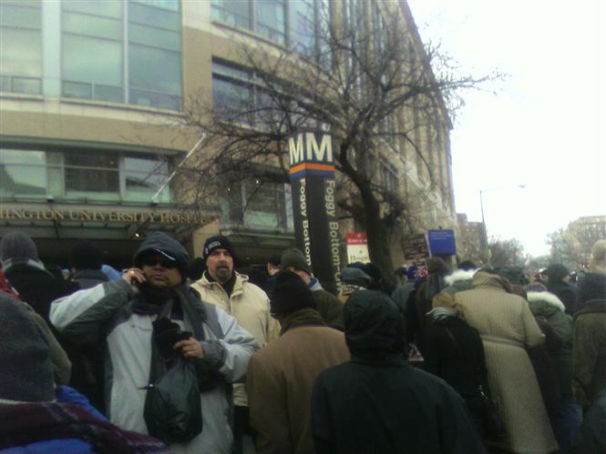 Les gens en provenance du National Mall s'apprêtent à accéder au métro de Foggy Bottom à Washington, DC, quelques heures après l'inauguration historique du Président Barack Obama.