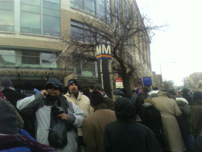 Les gens en provenance du National Mall s'apprtent  accder au mtro de Foggy Bottom  Washington, DC, quelques heures aprs l'inauguration historique du Prsident Barack Obama.