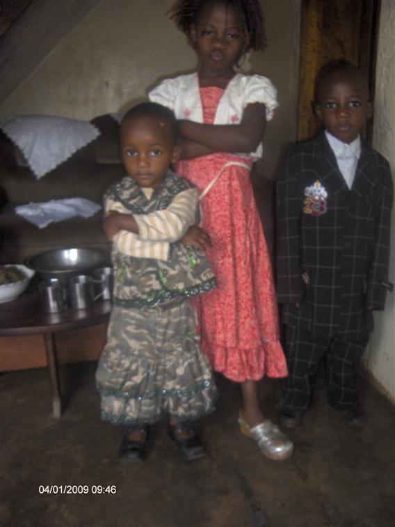 Jean et ses Soeurs. Aziza OMARI, Berme et Jean Omari.