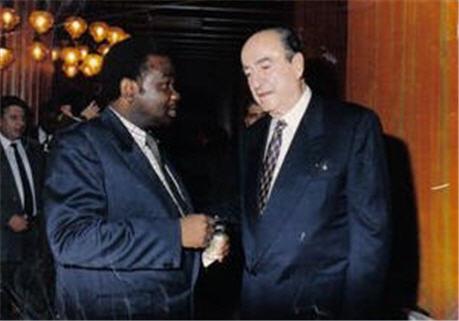 Dr. Léopold Kumbakisaka s'entretient avec l'ancien premier ministre grec, Constantin Mitsotakis, le père de Mme Dora Bakoyannis, actuelle ministre grec des affaires étrangères(Photo prise à Athènes)