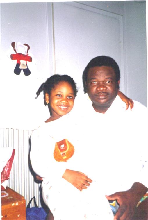 Dr. Léopold Kumbakisaka avec sa fille cadette Mama Mwilu Patricia Kumbakisaka (Athènes 1995)