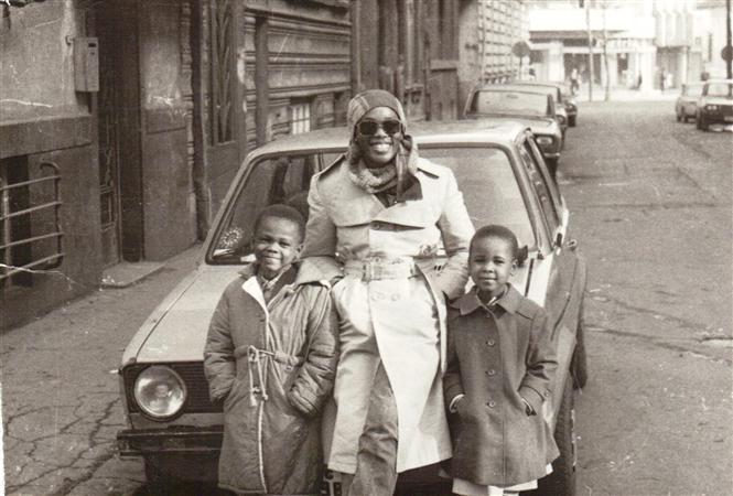 Ren et M-Christine avec leur mre,  Mamie, MT Kumbakisaka (Bucarest 1985)