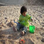 Annie Lennie joue avec le sable