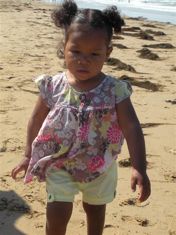 Annie Lennie ce week end sur la plage elle ne peut pas se baigner car elle est malade elle est déçue