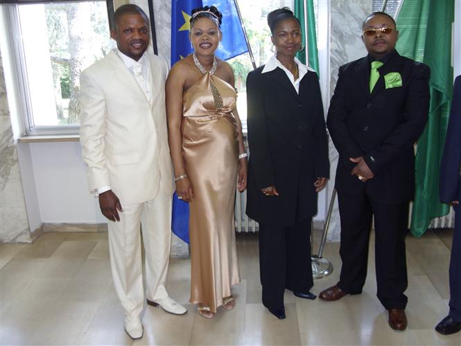 De gauche à droite Benjamin Osomba, sa femme lily, Christelle Yanape (ma femme) et ye mey