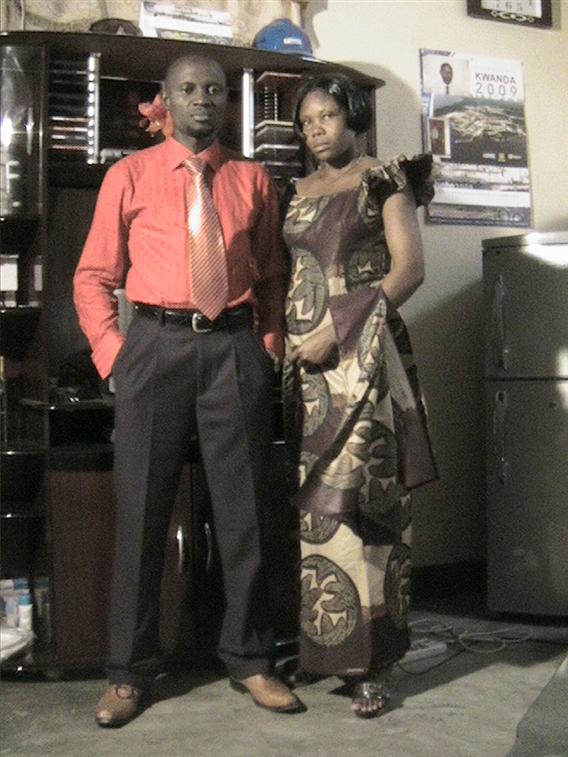 Eu e a minha esposa aqui na nossa casa a soyo/Angola.Moi et ma femme ici chez nous a soyo/Angola.
