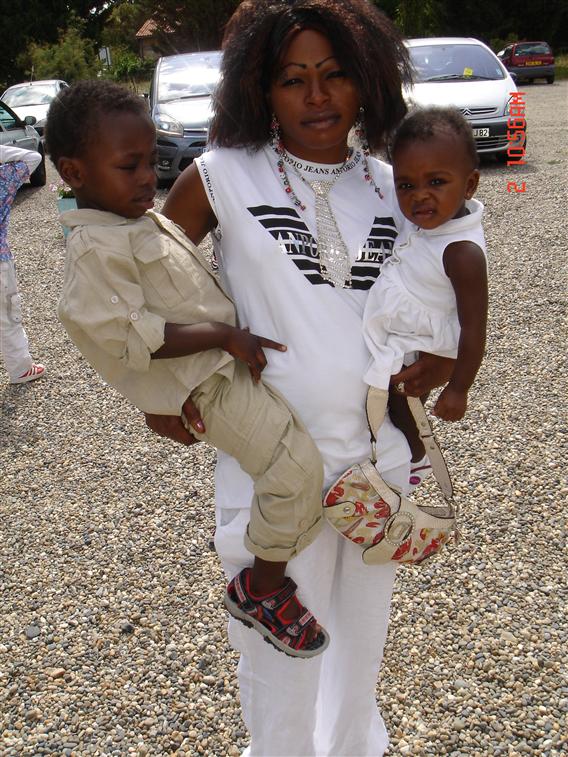 Pamela Muamba et ses deux enfants:Christopher et Alexandra en pleine santé devant l'eglise de verlhaguet..