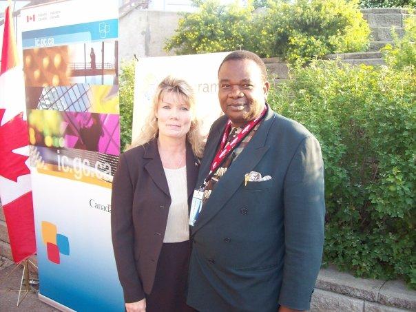 Dr. Léopold Kumbakisaka, Éditeur-Directeur avec  Shelly Glover, secretaire parlementaire chargé des langues officielles et Députée fédérale de Saint-Boniface (Canada 2009)