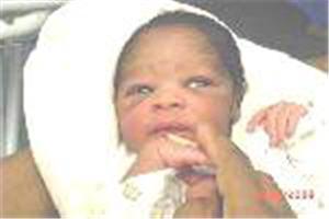 Le petit Papa Kumbakisaka Useni Robert T.le jour de sa naissance, fils de Kumbakisaka Renaldo et de maman Priscillia