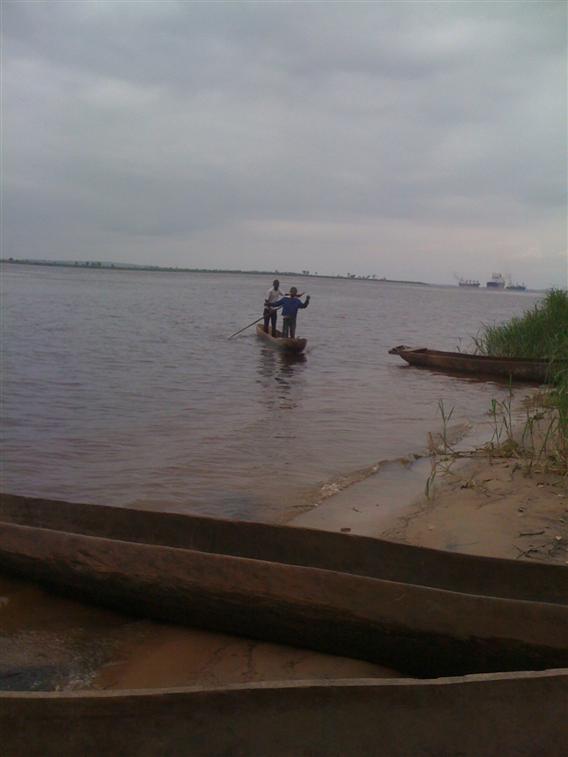 LES SANS PAPIERS EN PROVENANCE DE L'ANGOLA COURRAGEUX QUAND MEME AH CE CHER FLEUVE CONGO QUEL GENEROSITE.