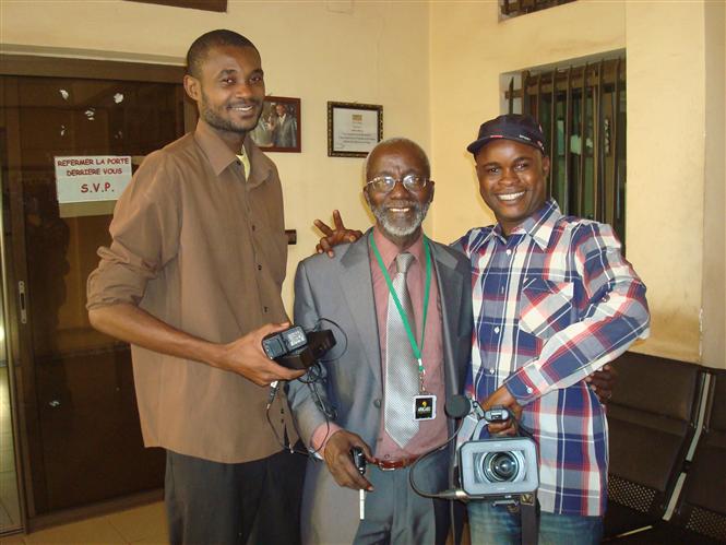 Parmi le grand Cinéaste il y a des jeunes cinéastes. Souleymane CISSE et les Jeunes. Issa k. et Souleymane CISSE, D.kidiaka Ndombasi