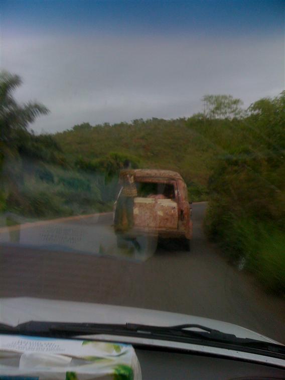 SUR LA ROUTE DE BOMA FORD TRANSIT VENU D'AILLEURS AVEC SON DROLE DE CONVOYEUR.