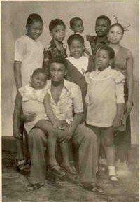 Dr. Kumbakisaka (debout en arrière) avec ses jeunes frères et soeurs (au teint clair, notre soeur Bi alima Josephine, la photocopie de notre défunte mère Maman Marie-Antoinette)