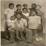 Dr. Kumbakisaka (debout en arrière) avec ses jeunes frères et soeurs (au teint clair, notr ...